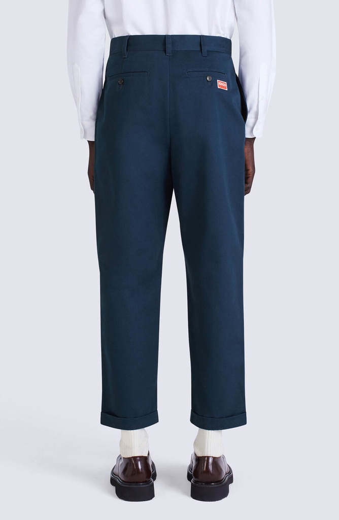 Kenzo Paris chinos blauw model achter.webp