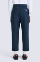 Kenzo Paris chinos blauw model achter.webp
